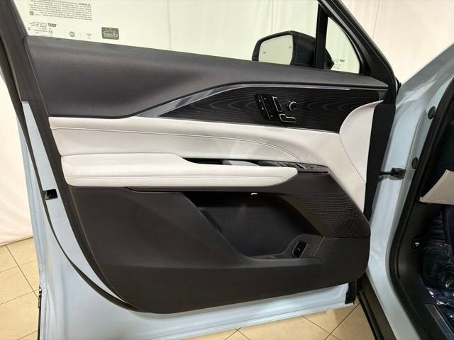 2024 Cadillac LYRIQ Luxury 1