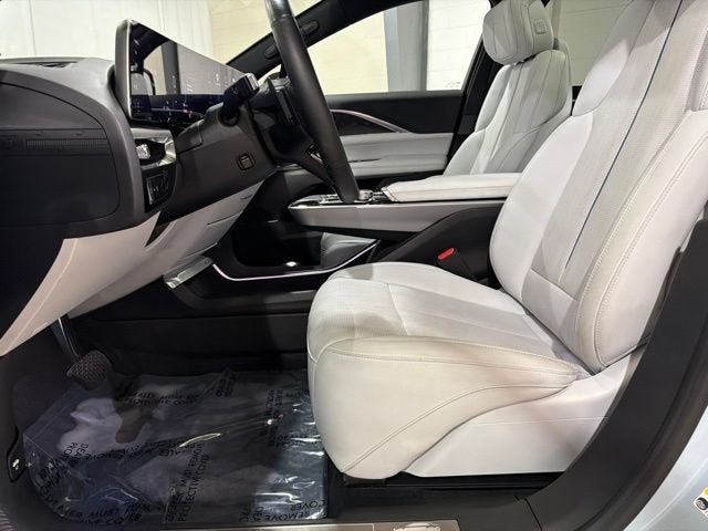 2024 Cadillac LYRIQ Luxury 1
